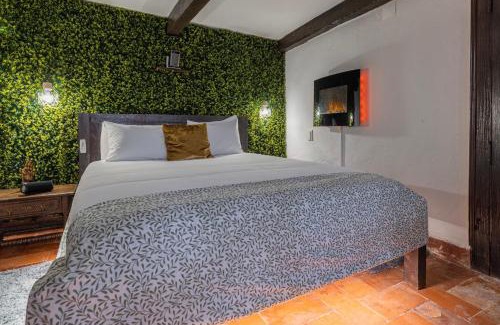 Sintra Cama Y Desayuno | Small Cozy Room in Palace Patio with Hot Tub and Snooker - Sintra WOW