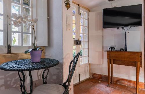 Sintra Cama Y Desayuno | Small Cozy Room in Palace Patio with Hot Tub and Snooker - Sintra WOW