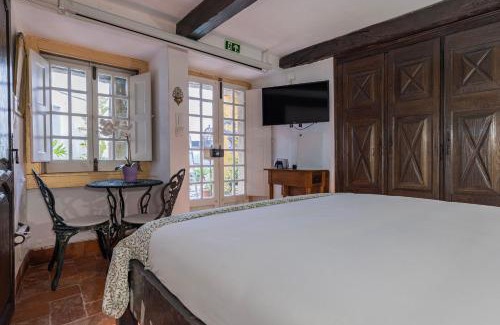 Sintra Cama Y Desayuno | Small Cozy Room in Palace Patio with Hot Tub and Snooker - Sintra WOW