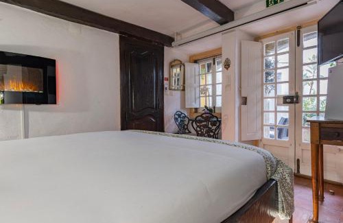 Sintra Cama Y Desayuno | Small Cozy Room in Palace Patio with Hot Tub and Snooker - Sintra WOW