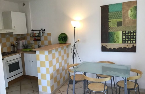 Cadereau Casa | Small flowered house with private garden near town center