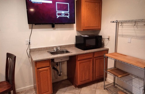 Central Escondido Apartamento | Small detached studio. Quiet. Private parking. Visitors wanting to explore SD.