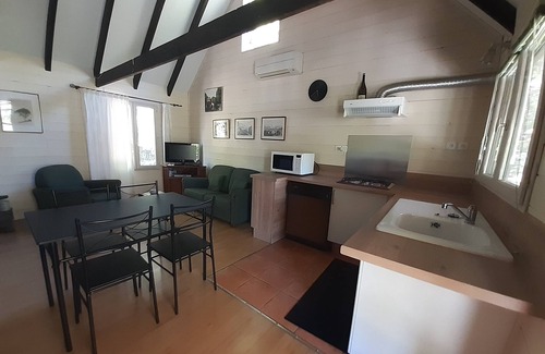 Issigeac Casa | Small detached wooden house in well-maintained fenced park.