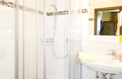 Schladming Cama Y Desayuno | Small double room, shower, WC - Hotel Garni Hochwurzen