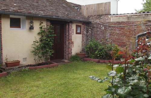 La Neuve-Lyre Casa | Pequeña casa de entramado de madera normanda en el pueblo con todas las tiendas