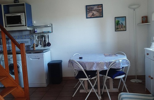 Eyguieres Casa | Small house in a residence.