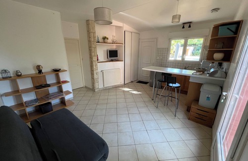 Decines-Charpieu Casa | Small house in a private garden near Groupama Stadium and LDLC Arena