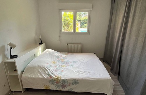 Decines-Charpieu Casa | Small house in a private garden near Groupama Stadium and LDLC Arena