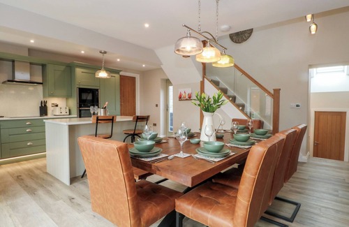 Endon Cabaña | SMALL LANE BARN, family friendly, character holiday cottage in Endon