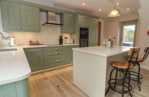 Endon Cabaña | SMALL LANE BARN, family friendly, character holiday cottage in Endon