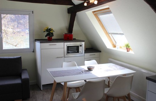 Neuendorf Apartamento | Pequeño loft en el ático - vista directa del Rin