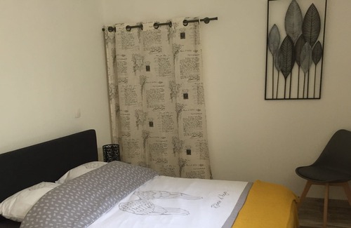 Fontaine-de-Vaucluse Apartamento | Pequeño nido en un parque arbolado con una plaza de aparcamiento