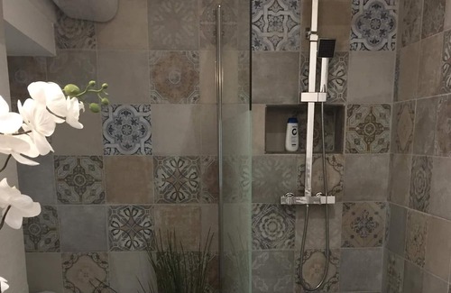 Fontaine-de-Vaucluse Apartamento | Pequeño nido en un parque arbolado con una plaza de aparcamiento
