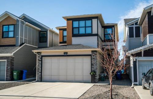 Southeast Calgary Apartamento | Small Paris Two Bedrooms Basement Suite