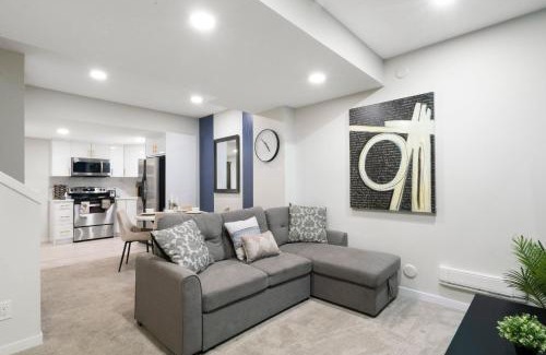 Southeast Calgary Apartamento | Small Paris Two Bedrooms Basement Suite