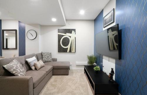 Southeast Calgary Apartamento | Small Paris Two Bedrooms Basement Suite