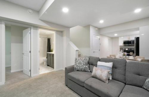Southeast Calgary Apartamento | Small Paris Two Bedrooms Basement Suite