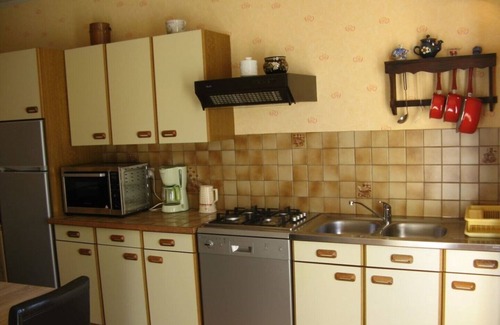 Plomodiern Casa | Pequeña casa tranquila con jardín privado, muy bien equipada.