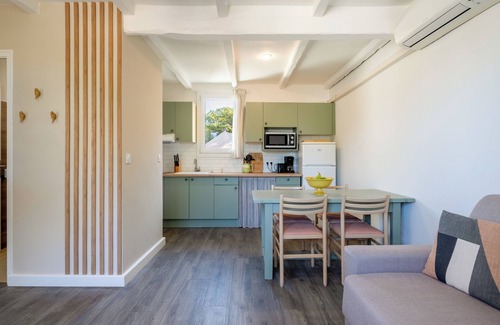 La Roque-sur-Pernes Condominio | Small stone mas T2 in a tourist residence