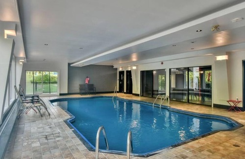 Sainte-Adele Apartamento | Small studio in Ste-Adèle, with swimming pool and outdoor spas