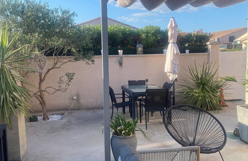 Vic-la-Gardiole Condominio | Small T2 house close to the sea, in a residence with swimming pool.