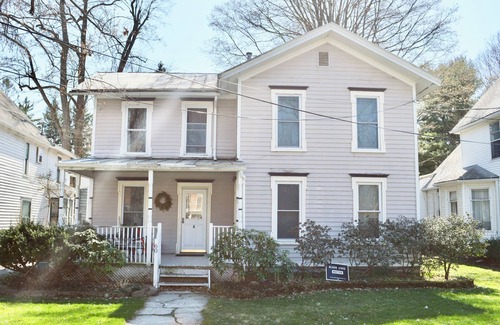Trumansburg Apartamento | Small Town Charm Meets Cozy Comfort On Main Street