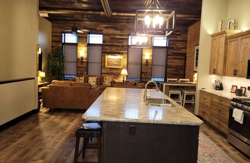 Lake Crystal Apartamento | Small town loft apartment.