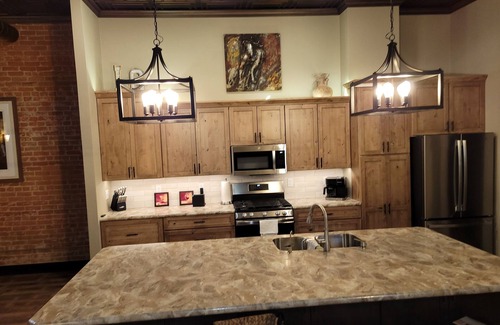 Lake Crystal Apartamento | Small town loft apartment.