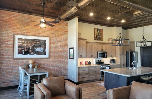 Lake Crystal Apartamento | Small town loft apartment.