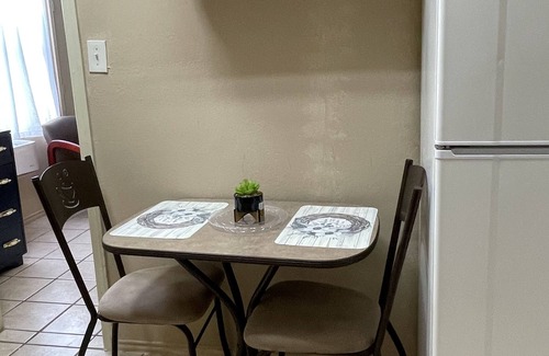 West San Antonio Apartamento | “SMALLER PIECE OF HEAVEN” studio with a deck in the backyard