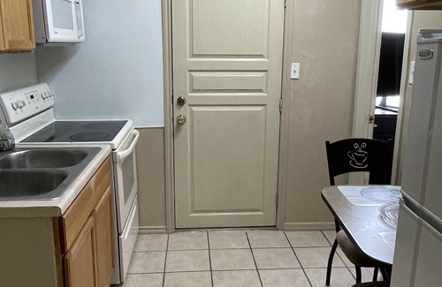 West San Antonio Apartamento | “SMALLER PIECE OF HEAVEN” studio with a deck in the backyard