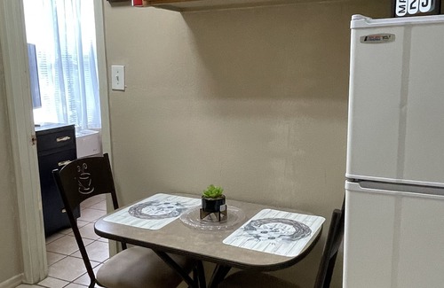 West San Antonio Apartamento | “SMALLER PIECE OF HEAVEN” studio with a deck in the backyard