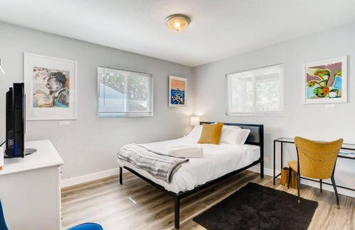 Southeastern Sacramento Casa | Smart Eclectic ART HOUSE near UC Davis Med Center