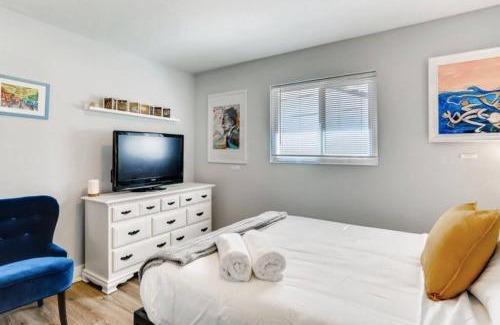 Southeastern Sacramento Casa | Smart Eclectic ART HOUSE near UC Davis Med Center