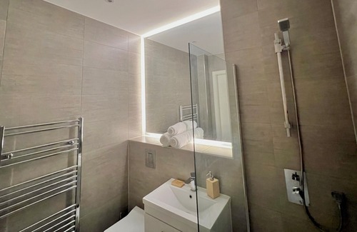 Great Linford Apartamento | Smart, Secure, 4person Occupancy Apartment With Netflix & Amenities