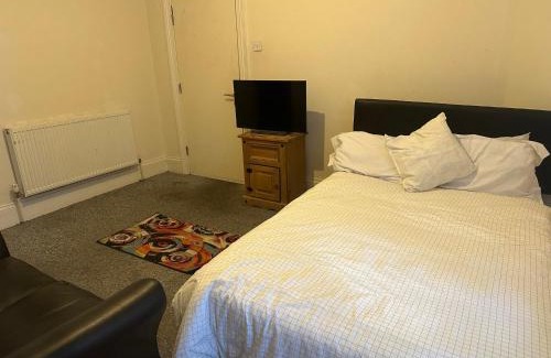 Smethwick Apartamento | Smethwick Birmingham Cosy Spacious Bedroom - Free WiFi & Parking