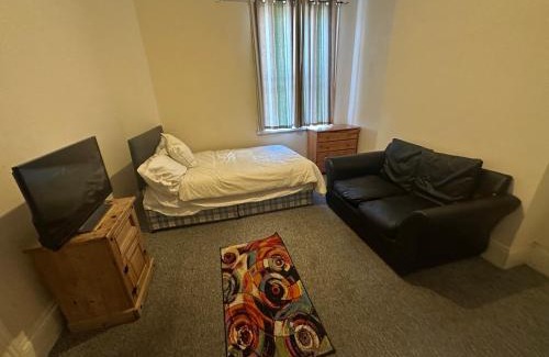 Smethwick Apartamento | Smethwick Birmingham Cosy Spacious Bedroom - Free WiFi & Parking