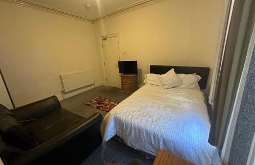Smethwick Apartamento | Smethwick Birmingham Cosy Spacious Bedroom - Free WiFi & Parking