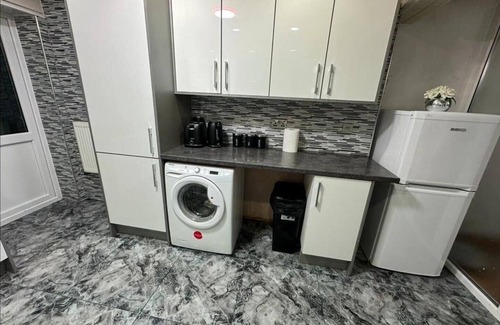 Birmingham Casa | Smethwick - House - Sleeps 8 - Parking