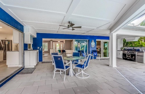 Yacht Club Casa | Smiles and Sunshine