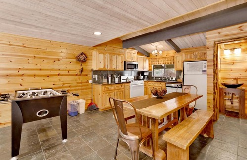 Big Bear Lake Casa | Smith Chalet at Snow Summit- Furnished Resort Condo- Foosball- Walk To Lifts