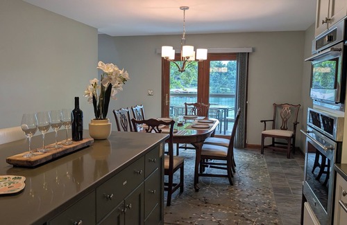 Huddleston Casa | Smith Mountain Sunrise: Waterfront Party Deck, Great Water Views, Pet Friendly