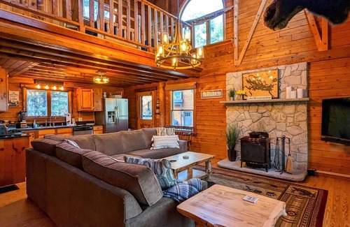 West Alton Casa | Smith's Point Retreat on Lake Winnipesaukee with indoor pool!