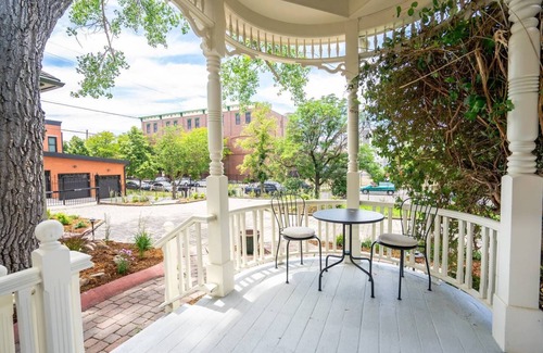 Five Points Apartamento | Smith’s Crescendo | Beer + Wine| Sleeps 4