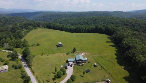 Mingo Casa | Smiths In-law suite! Pet friendly, hot tub!