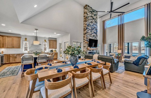 Moneta Casa | SML Sunset Escape~7 Bedroom/5 Bath~Sleeps 18~Hot Tub~Fire Pit~Private 2 Slip Dock~Pet Friendly