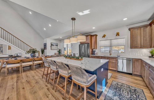 Moneta Casa | SML Sunset Escape~7 Bedroom/5 Bath~Sleeps 18~Hot Tub~Fire Pit~Private 2 Slip Dock~Pet Friendly