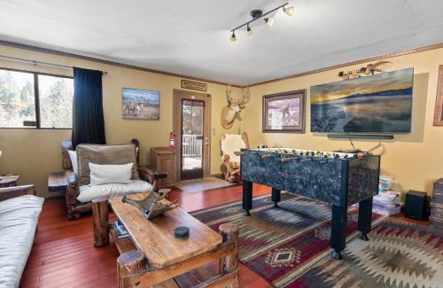 Whispering Forest Casa | Smo Haus- Located in the quiet area of Big Bear City, with mountain views.