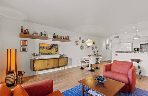 Twin Palms Condominio | Smoketree Original: Contemporary Condo Next to Smoke Tree Shopping Center