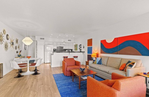Twin Palms Condominio | Smoketree Original: Contemporary Condo Next to Smoke Tree Shopping Center